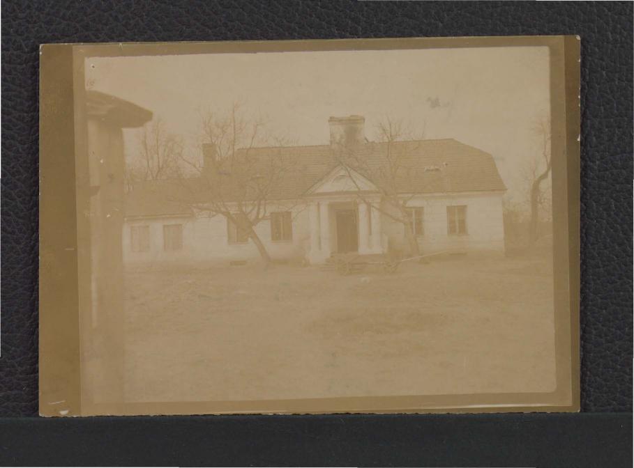 fotografia sepia dwór pełniący funkcje przytułku w Nowym Mieście gdzie miała się urodzić Gabriela Żmichowska                                  , skan 1