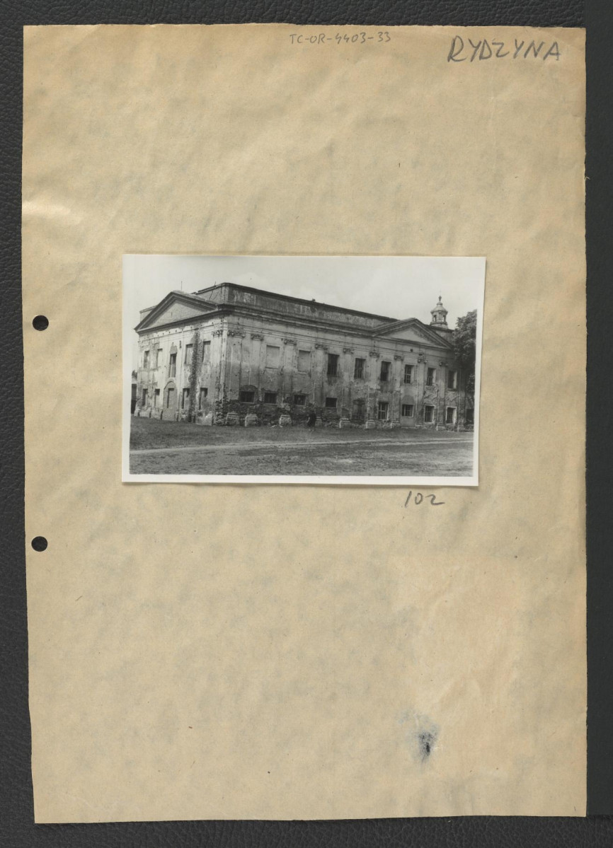 fotografia czarno-biała przedstawiająca prawdopodobnie fragment zabudowań pałacowych, skan 1