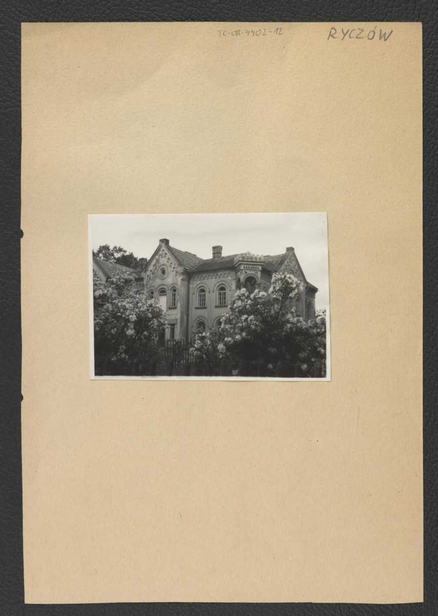 3 fotografie czarno-białe przedstawiające fragment elewacji miejscowego pałacu           , skan 1