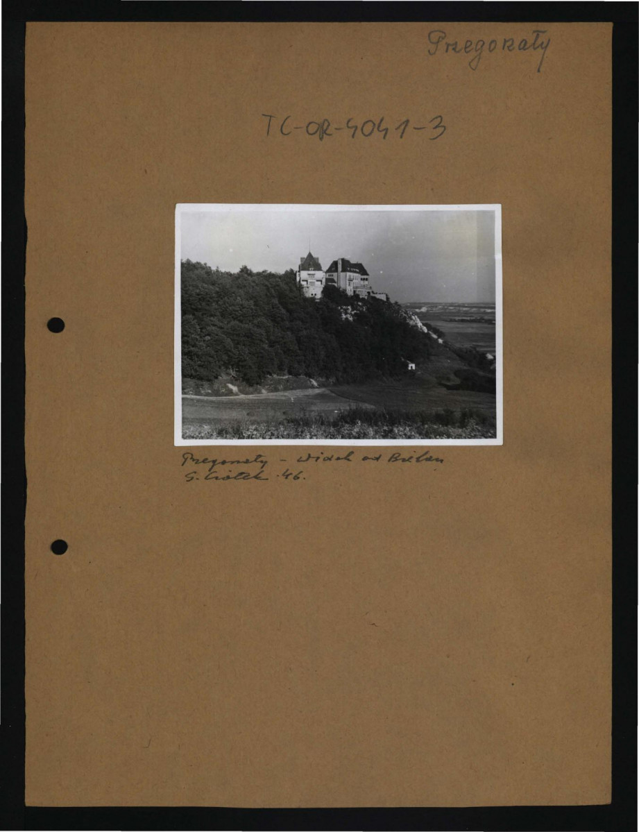 fotografia czarno-biała przedstawiająca widok na miejscowy zamek od strony Bielan – prawdopodobnie od zachodu, skan 1