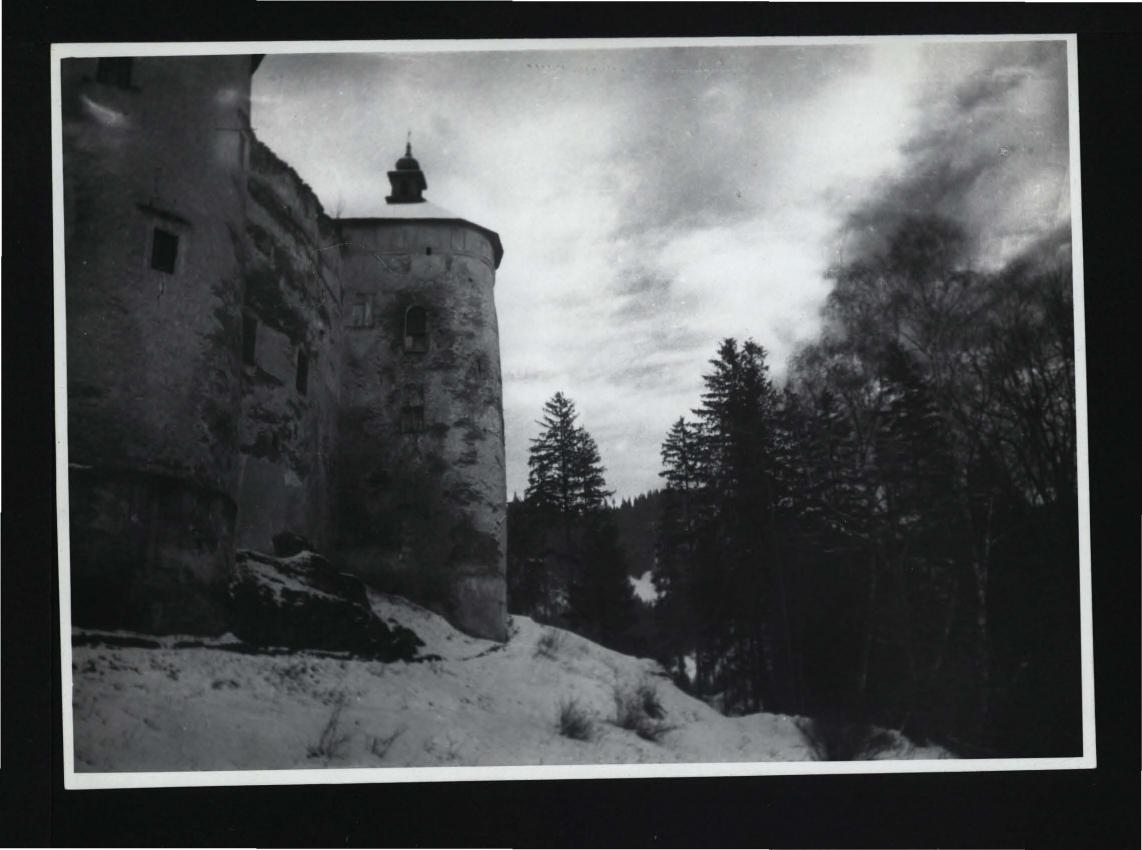 fotografia czarno-biała przedstawiająca baszty południowe, skan 1
