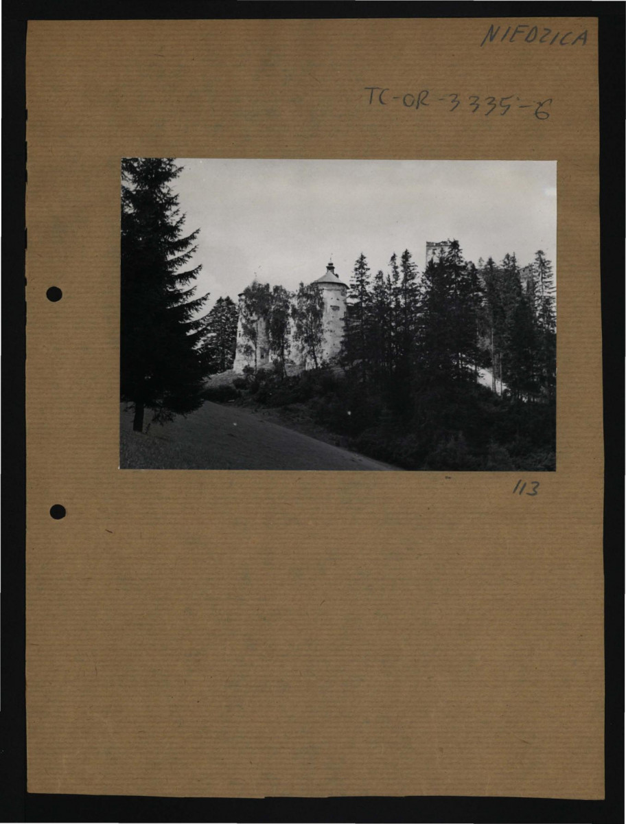 fotografia czarno-biała przedstawiająca bryłę zamku od południowego zachodu, skan 1