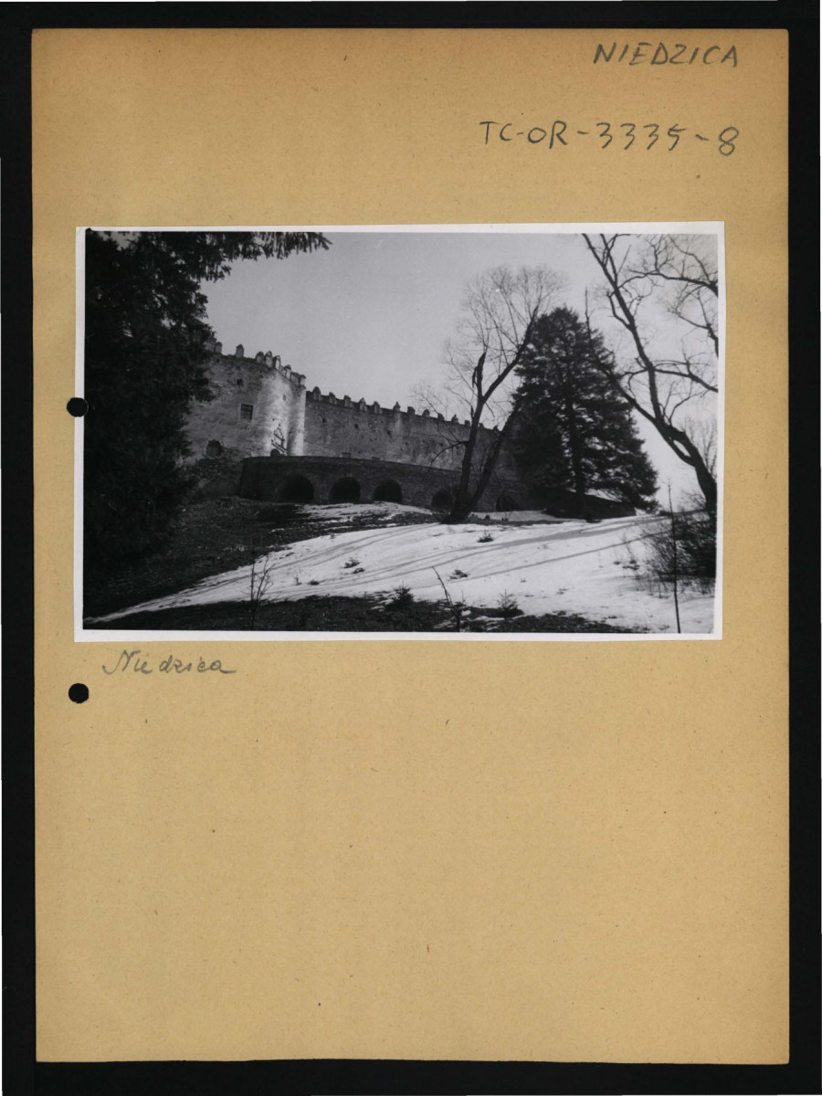 fotografia czarno-biała przedstawiająca zamek od południa, skan 1
