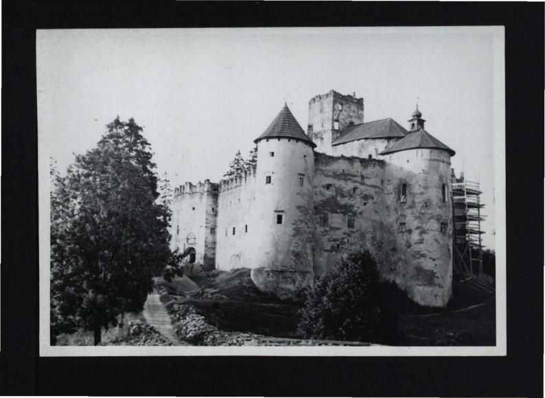 2 fotografie czarno-białe przedstawiające widok na poddawany renowacji zamek od południowego zachodu, skan 2