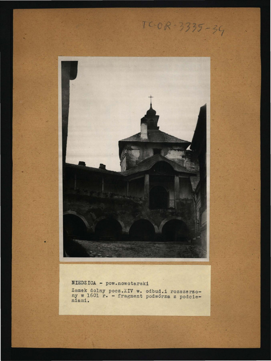 fotografia czarno-biała przedstawiająca jedną z południowych baszt (tzw. kapliczną), skan 1