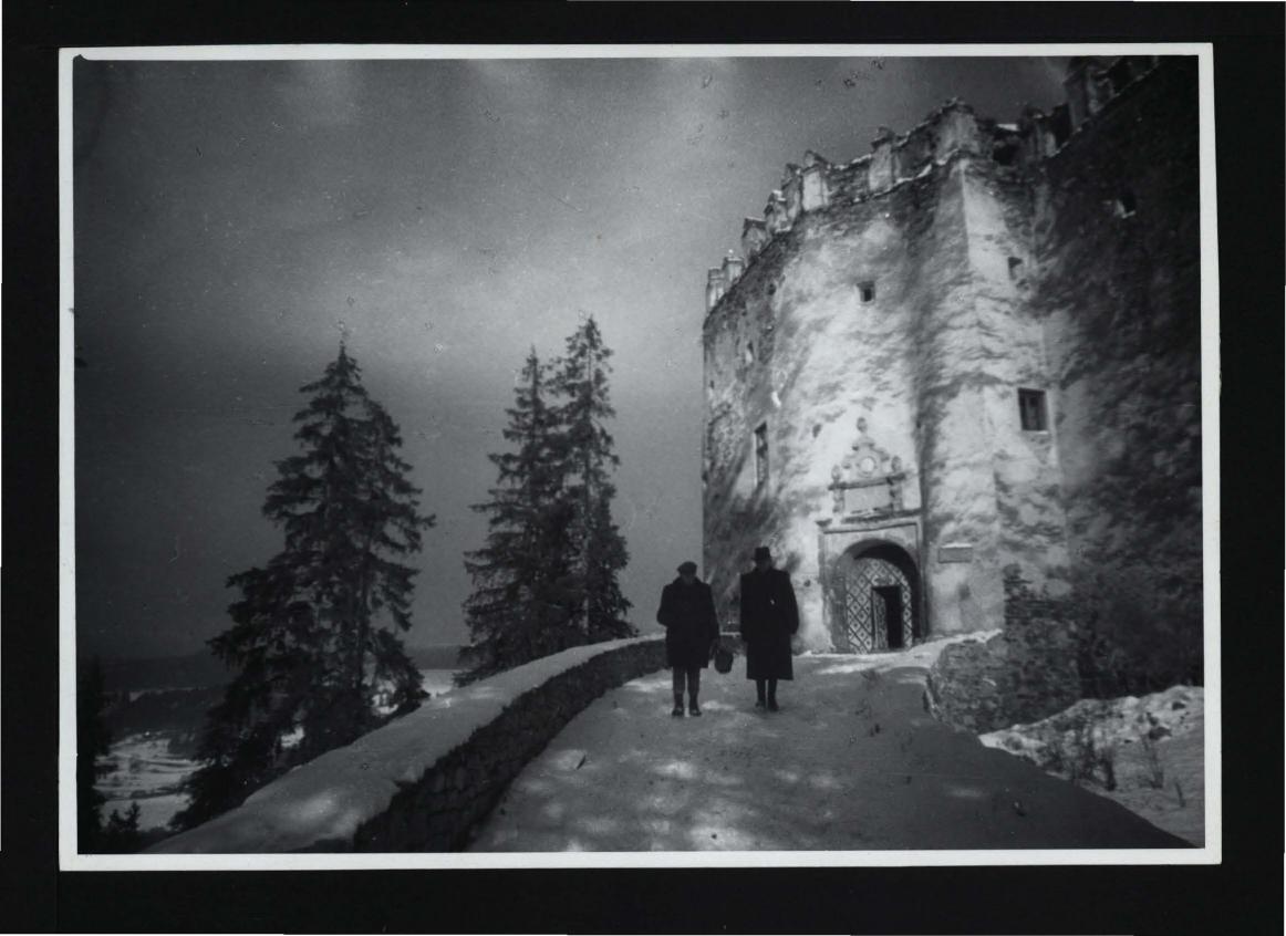 2 fotografie czarno-białe przedstawiające zachodnią bramę zamku, skan 3