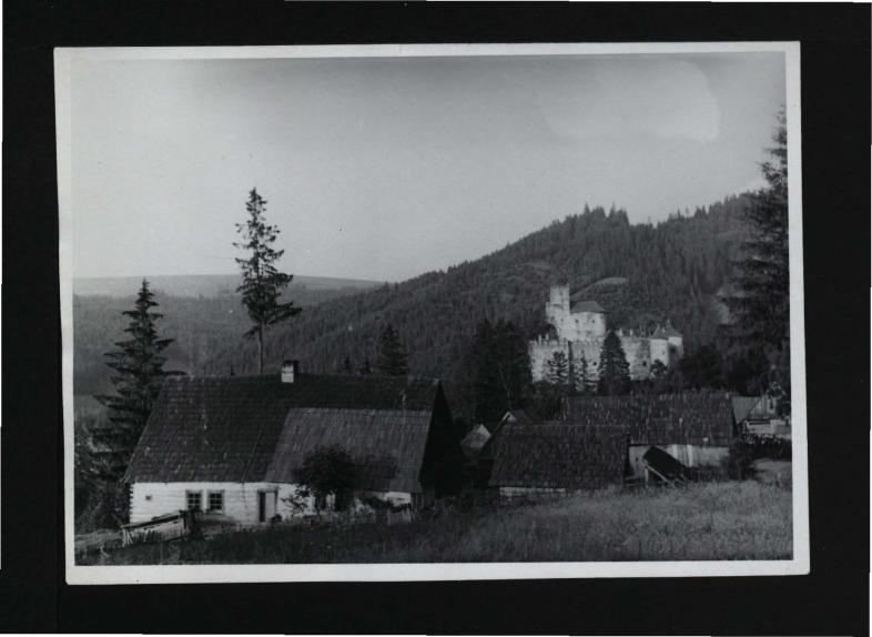 3 fotografie czarno-białe przedstawiające domy w miejscowej wiosce oraz zamek widoczny od zachodu, skan 2