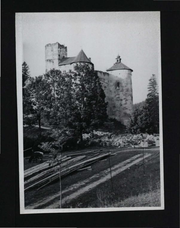 3 fotografie czarno-białe przedstawiające zamek od południowego wschodu, skan 2