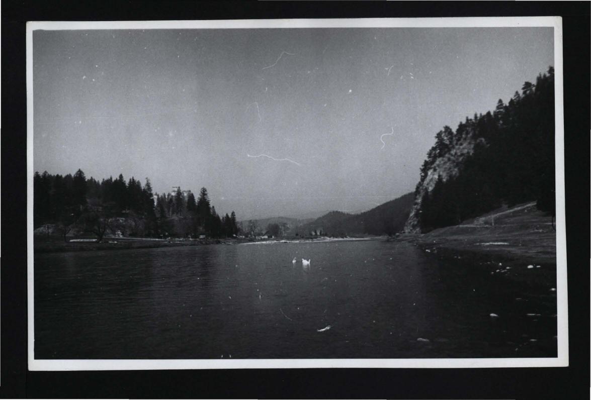 3 fotografie czarno-białe przedstawiające Dunajec i miejscowy zamek, skan 3