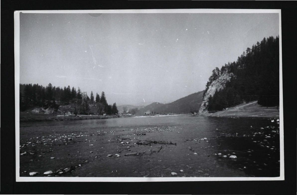 3 fotografie czarno-białe przedstawiające Dunajec i miejscowy zamek, skan 5