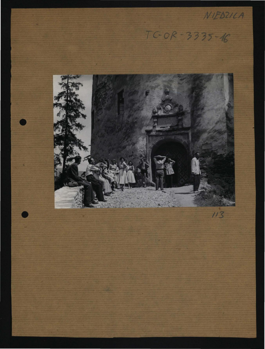 2 fotografie czarno-białe przedstawiające widok bastei bramowej od zachodu, skan 1