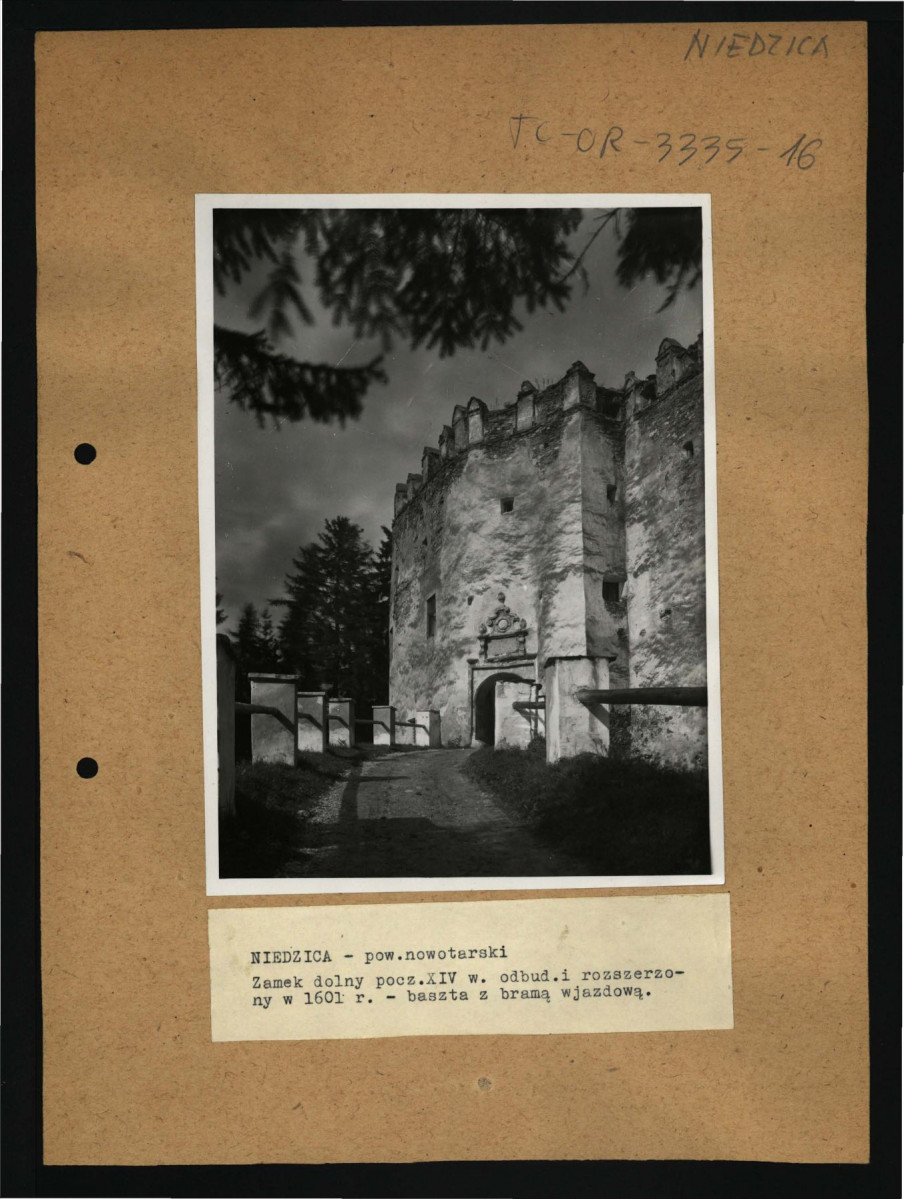 2 fotografie czarno-białe przedstawiające widok bastei bramowej od zachodu, skan 2