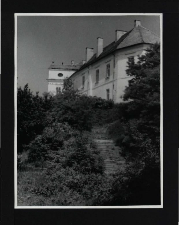 2 fotografie czarno-białe przedstawiające skarpę na której znajduje się pałac biskupa, skan 1