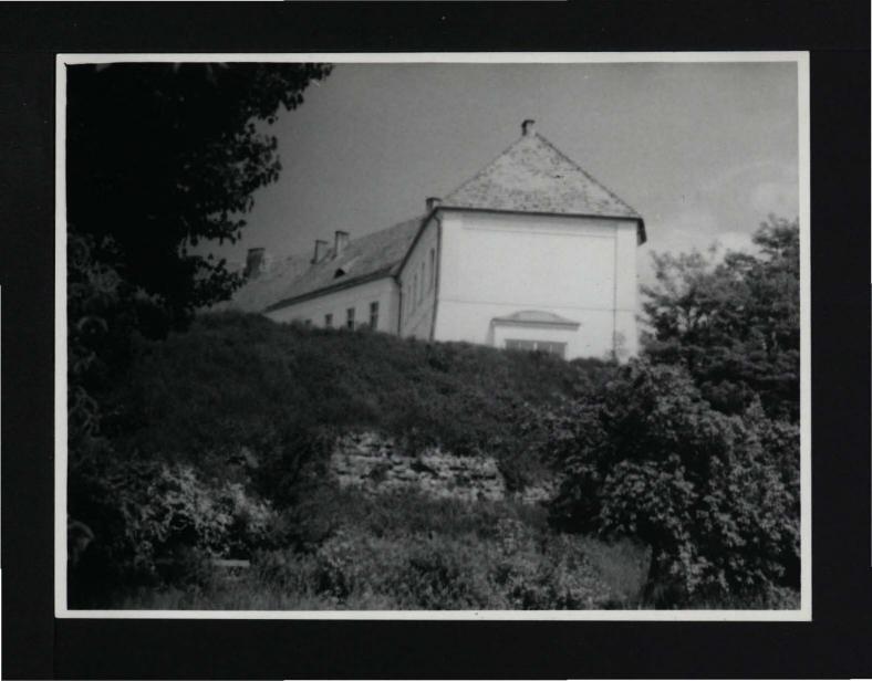 2 fotografie czarno-białe przedstawiające skarpę na której znajduje się pałac biskupa, skan 3