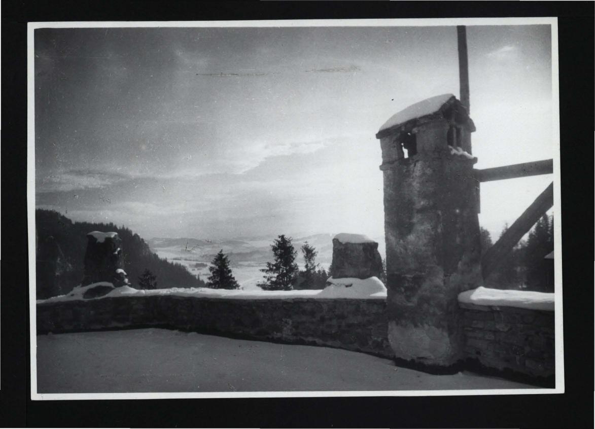 2 fotografie czarno-białe przedstawiające widok z murów miejscowego zamku, skan 1
