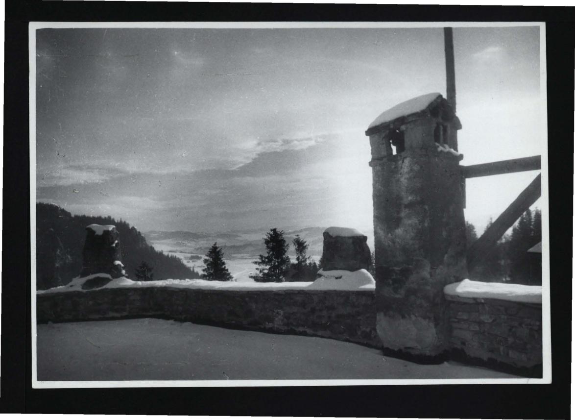 2 fotografie czarno-białe przedstawiające widok z murów miejscowego zamku, skan 3