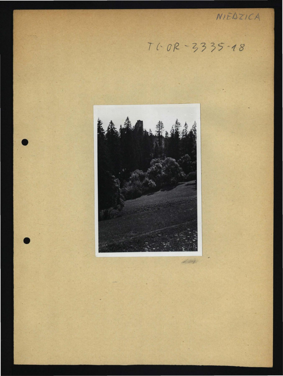 2 fotografie czarno-białe przedstawiające widoczną zza drzew bryłę zamkową od strony północno-zachodniej, skan 2
