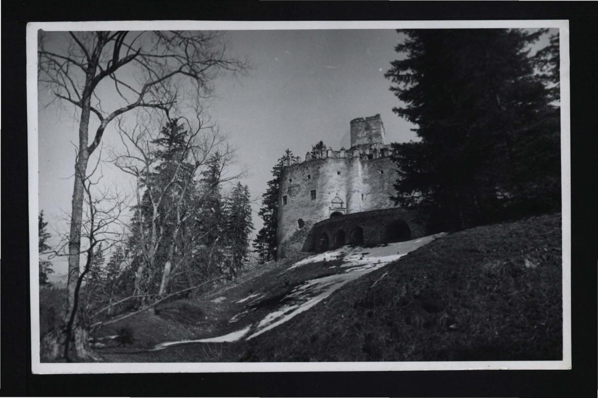 2 fotografie czarno-białe przedstawiające zamek od południowego zachodu, skan 1