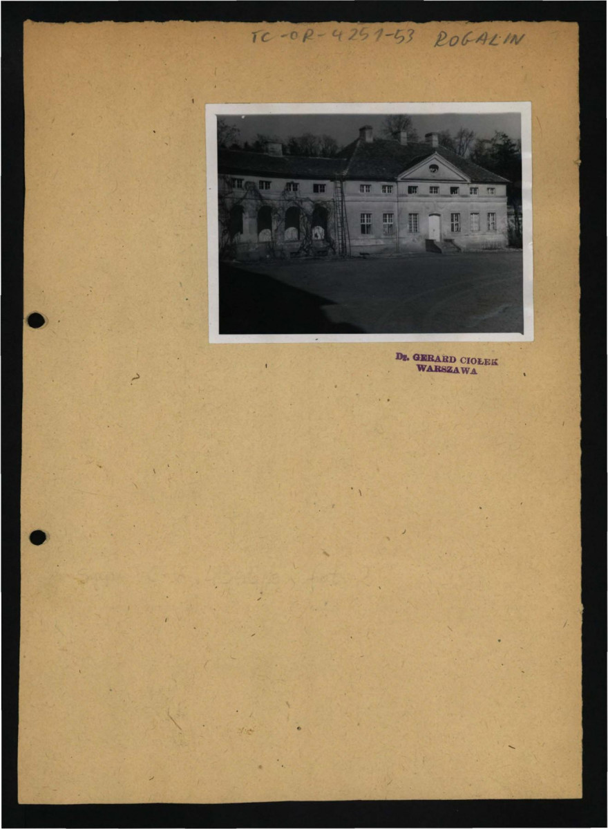 fotografia czarno-biała przedstawiająca fragment zabudowań w ramach miejscowego zespołu pałacowego                                                , skan 1