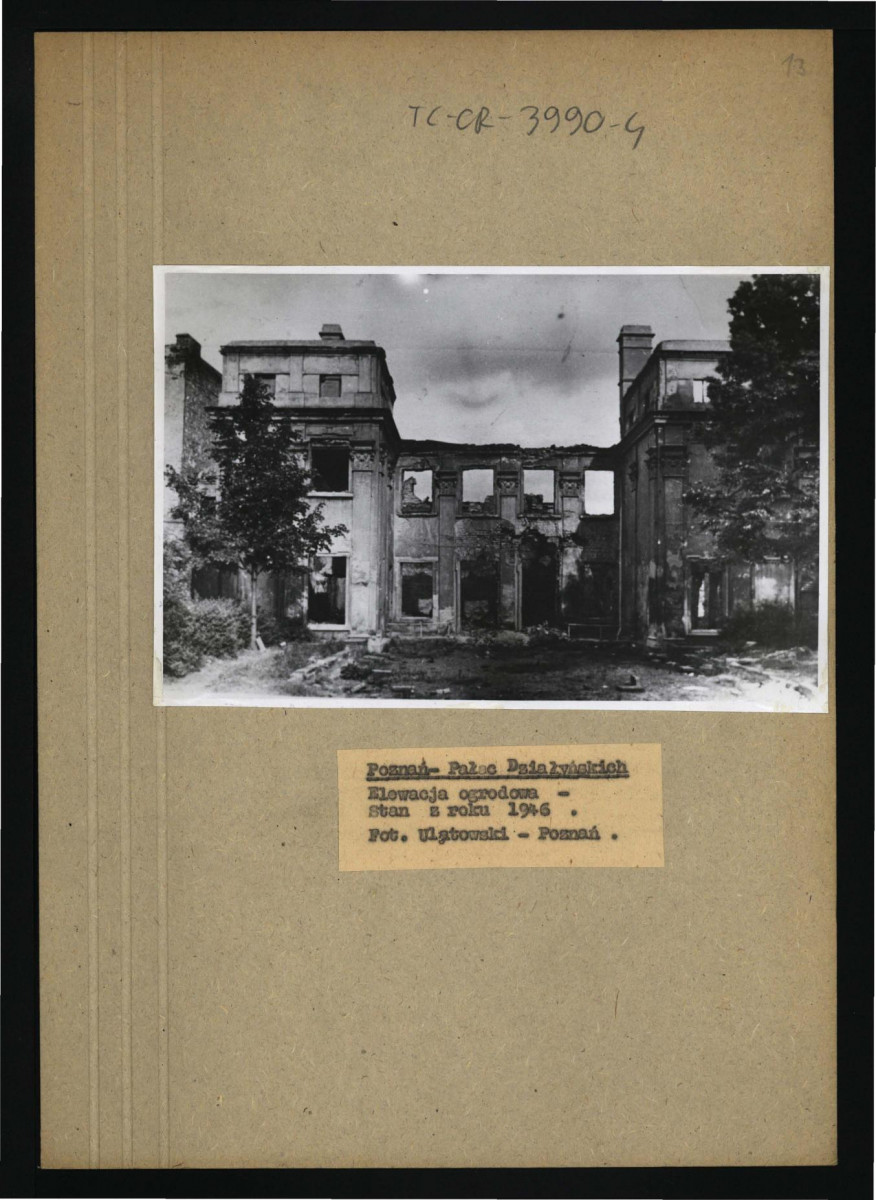 fotografia czarno-biała przedstawiająca rynek elewacji ogrodowej w tym pałacu według inwentaryzacji Ulatowskiego z 1946 r., skan 1