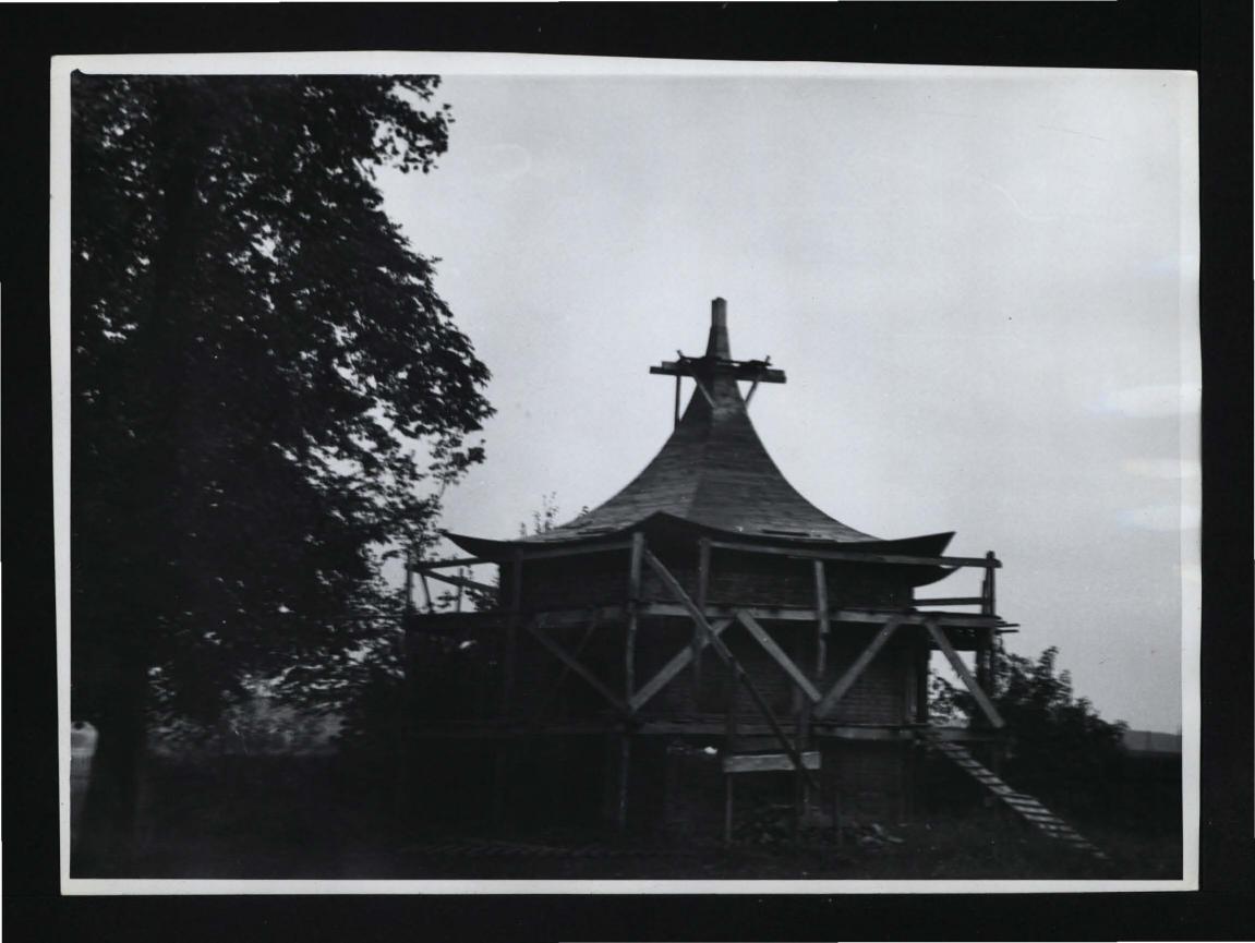 fotografia czarno-biała przedstawiająca Domek Chiński poddawany renowacji, skan 1