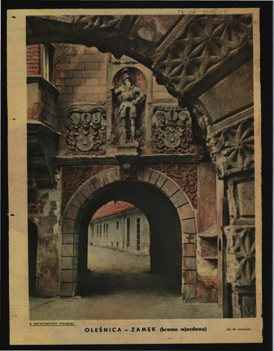 karta z czasopisma (prawdopodobnie z cotygodniowego dodtaku do „Życia Warszawy”) zawierająca barwną reprodukcje fotografii autorstwa S. Arczyńskiego przedstawiającej bramę wjazdową miejscowego zamku                                                    , skan 1