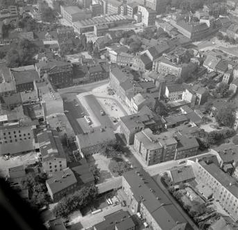 widok ogólny zespołu zabudowy przy placu Wolności od strony wschodniej, skan 1