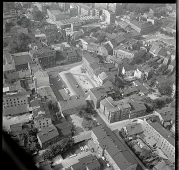 widok ogólny zespołu zabudowy przy placu Wolności od strony wschodniej, skan 2