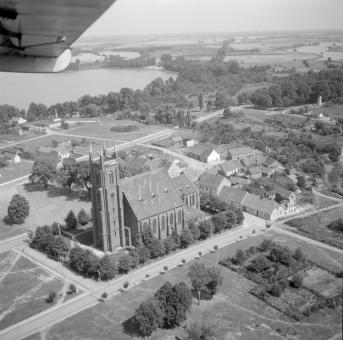 widok ogólny kościoła parafialnego od strony płd -zach, skan 1