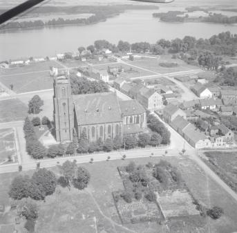 widok ogólny kościoła parafialnego od strony płd, skan 1
