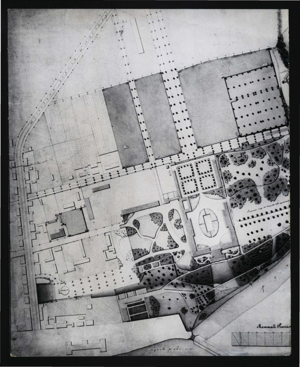 2 fotografie czarno-białe przedstawiające plan miejscowego ogrodu z 1842 r. z reprodukcji w zbiorach Pracowni Fotomikrofilmowej Archiwum Dokumentacji Mechanicznej, skan 3