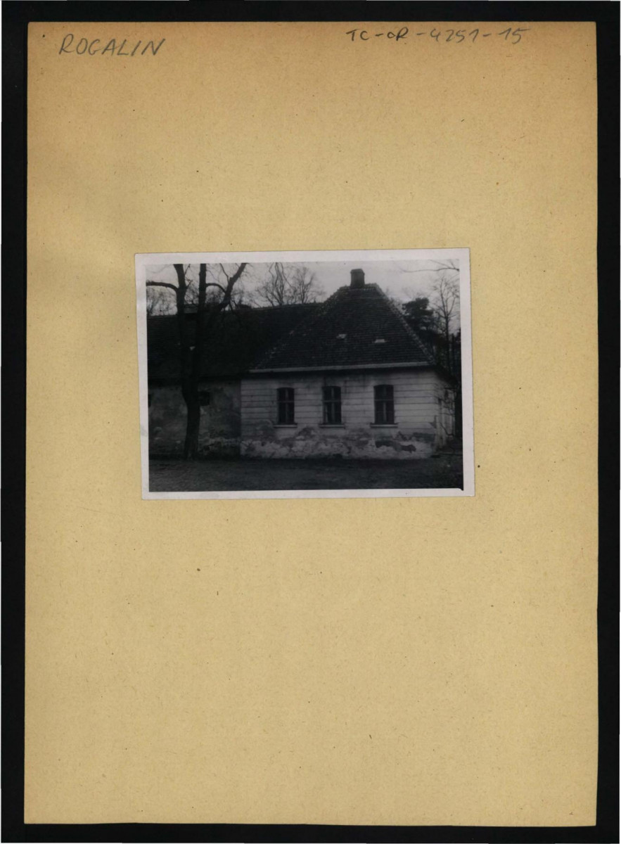 fotografia czarno-biała przedstawiająca fragment zabudowań pałacowych, skan 1