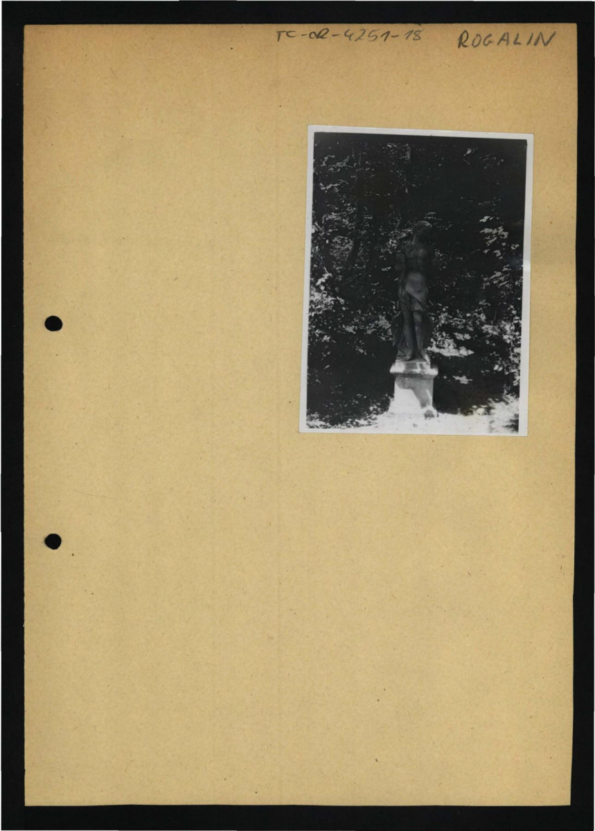 4 fotografie czarno-białe przedstawiające rzeźby ogrodowe stylizowane na postacie antycznych nimf i bóstw, skan 4