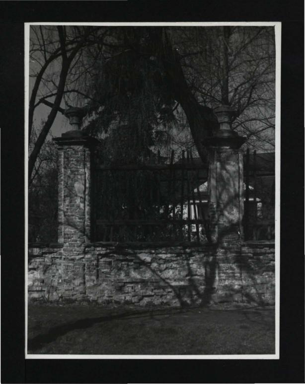 4 fotografie czarno-białe przedstawiające miejscowe zabudowania dworskie                     , skan 1