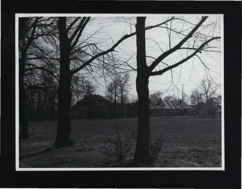 4 fotografie czarno-białe przedstawiające miejscowe zabudowania dworskie                     , skan 2
