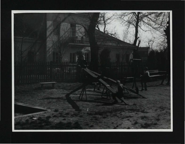 4 fotografie czarno-białe przedstawiające miejscowe zabudowania dworskie                     , skan 4