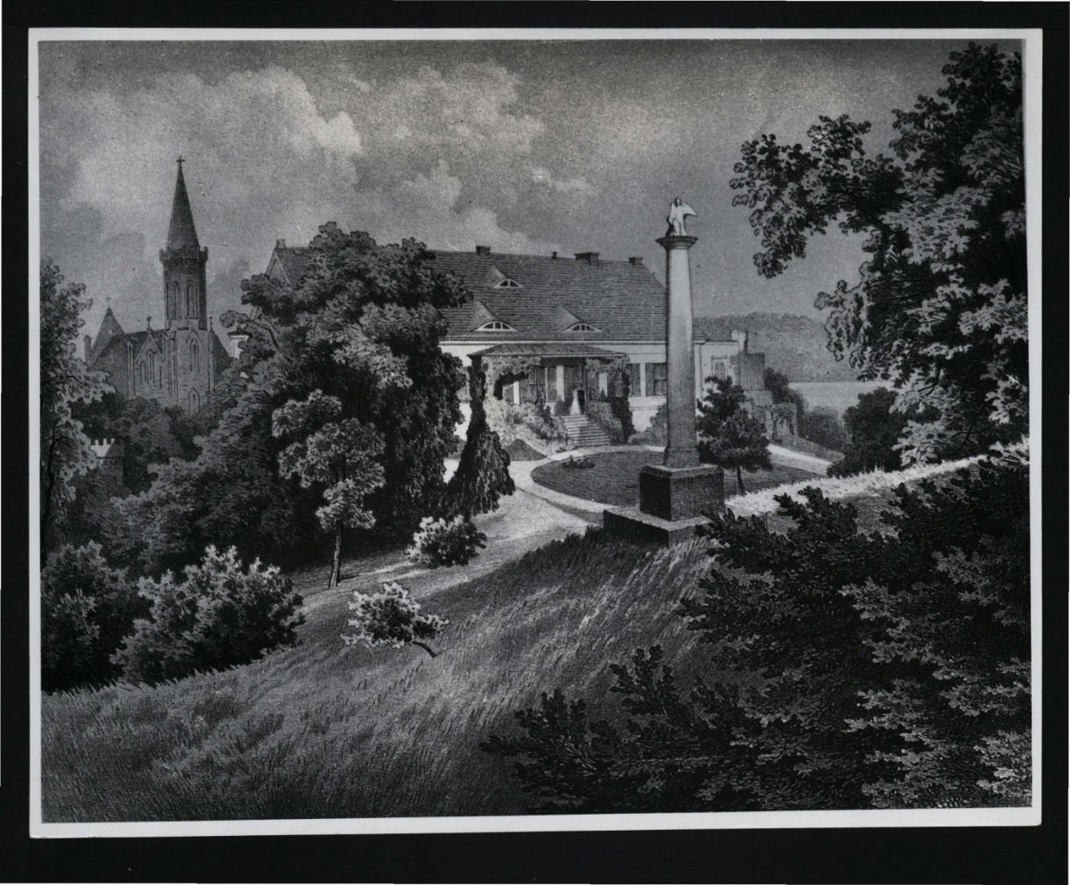 fotografia czarno-biała reprodukcji ryciny przedstawiającej fragment miejscowego parku, kościoła i dworu oraz wolnostojącą kolumnę, skan 1