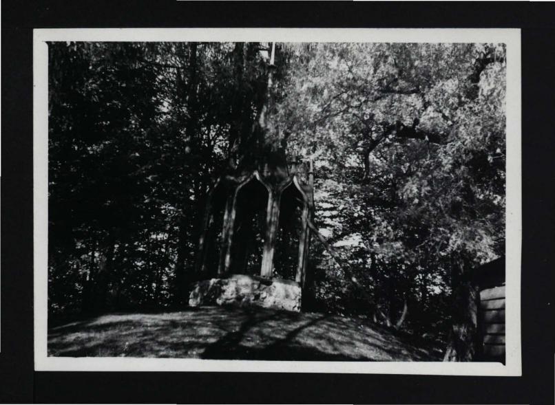 2 fotografie czarno-białe przedstawiające neogotycką altanę, skan 1
