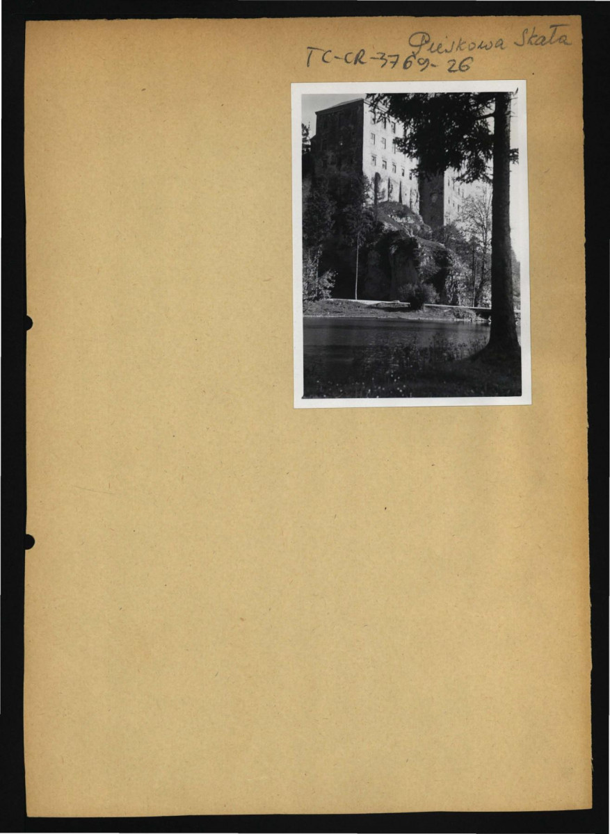 2 fotografie czarno-białe przedstawiające zamek widoczny od zachodu, skan 2