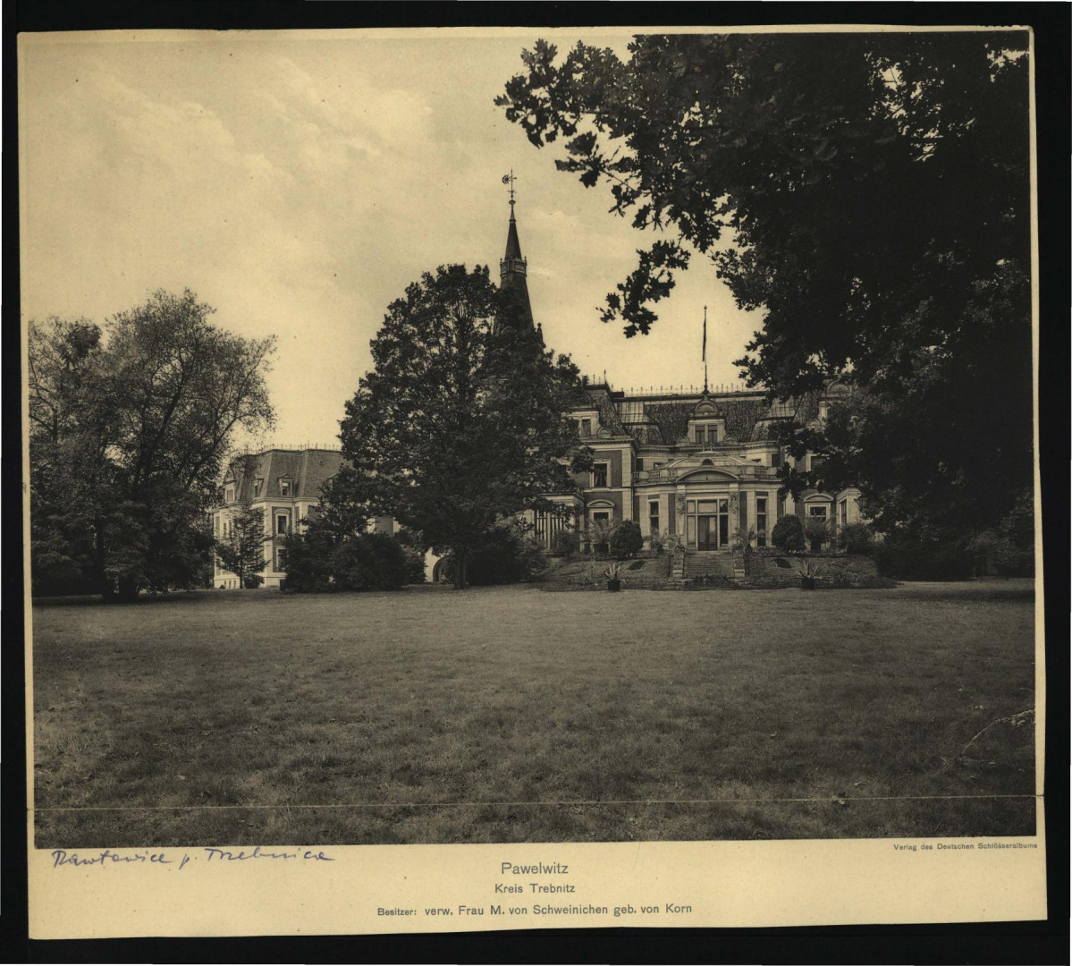 reprodukcja ryciny przedstawiającej elewacje ogrodowe miejscowego pałacu; brak obwoluty , skan 1