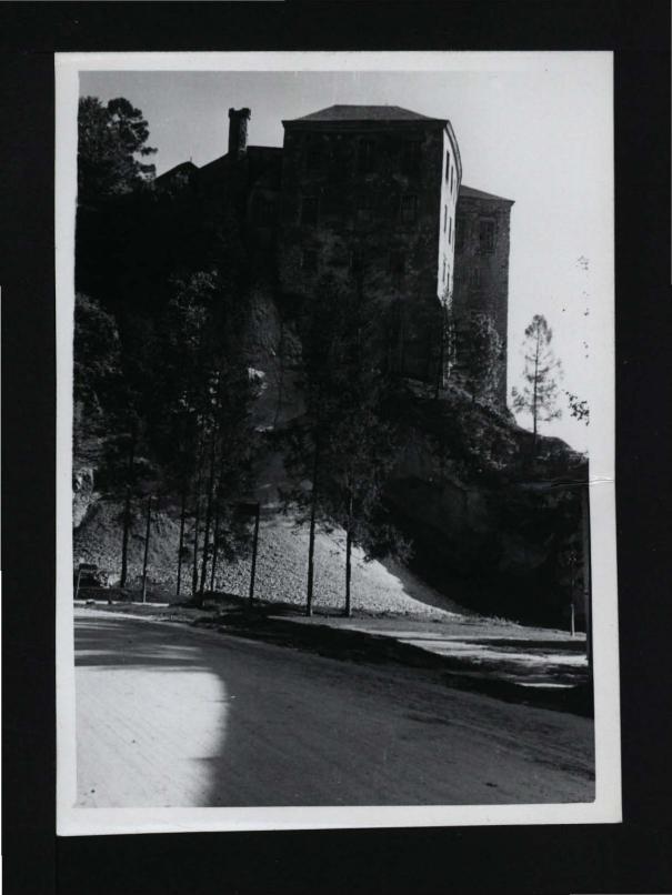 2 fotografia czarno-biała przedstawiająca zamku widocznego od południa, skan 1