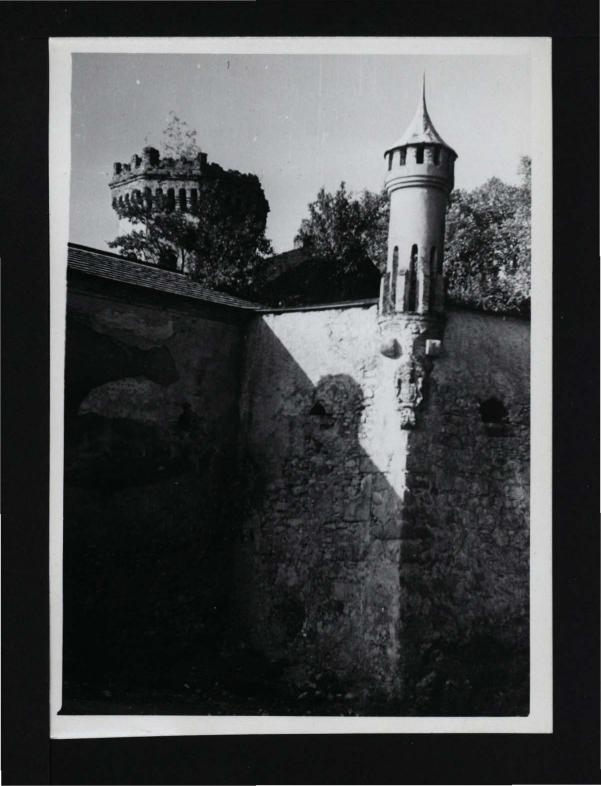 2 fotografia czarno-biała przedstawiająca jedną z baszt oraz baszty widocznej od północnego zachodu, skan 2