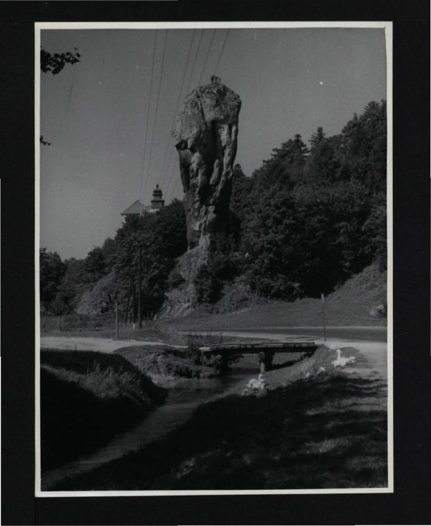 2 fotografie czarno-białe przedstawiające tzw. Maczugę Herkulesa, skan 2