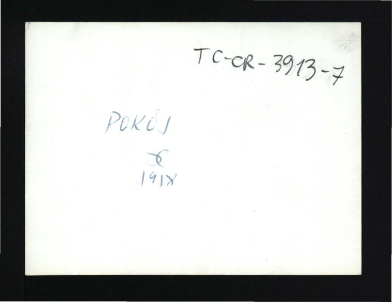 4 fotografia czarno-biała przedstawiająca miejscowy park, skan 5