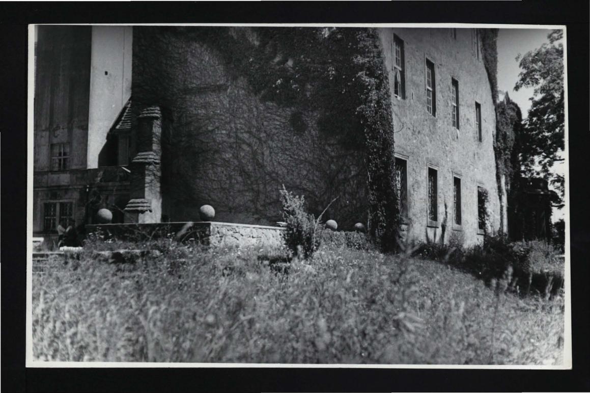 fotografia czarno-biała przedstawiająca fragment zamku, skan 1
