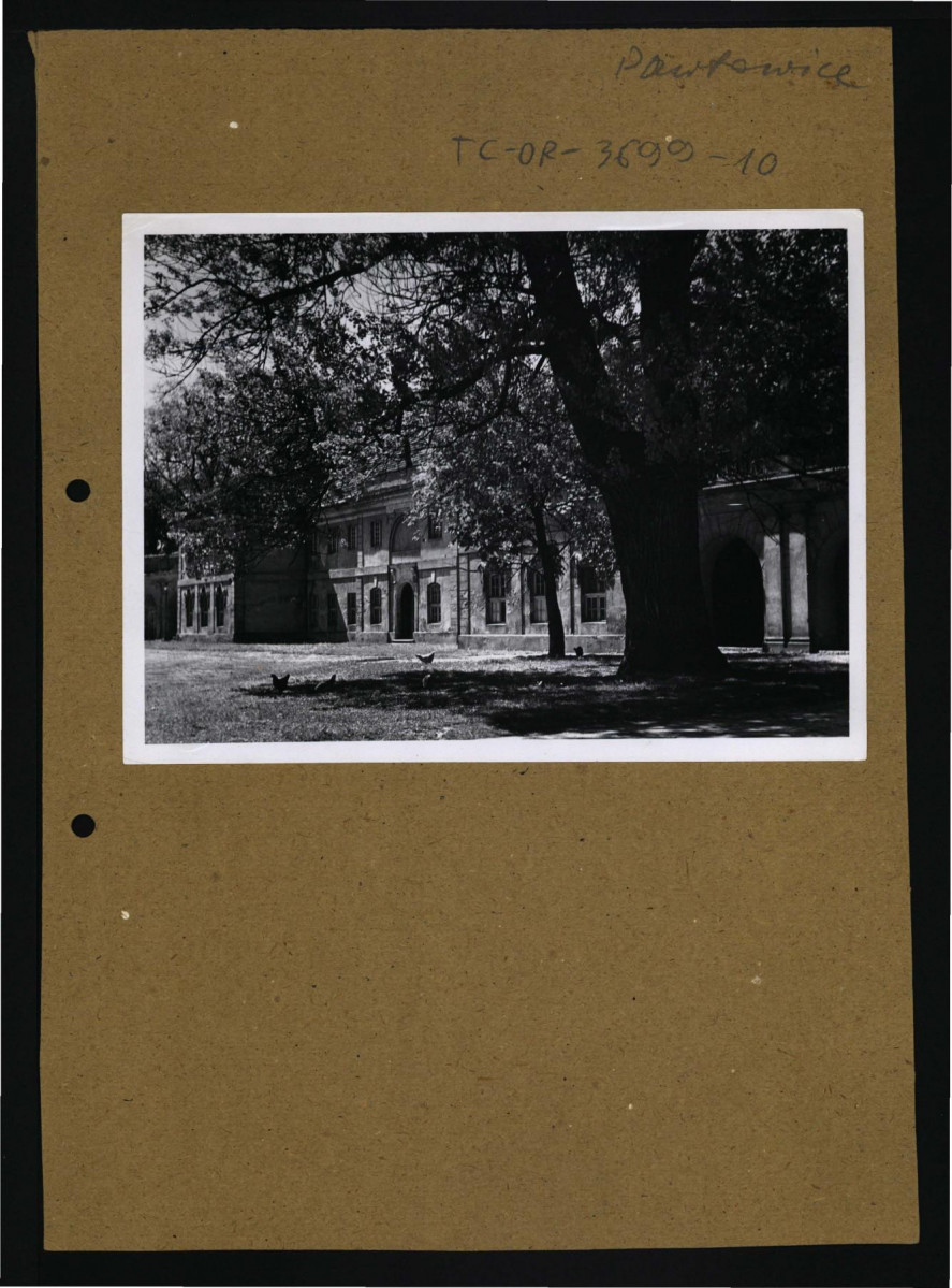 fotografia czarno-biała reprodukcji ryciny przedstawiającej fragment elewacji miejscowej oficyny       , skan 1