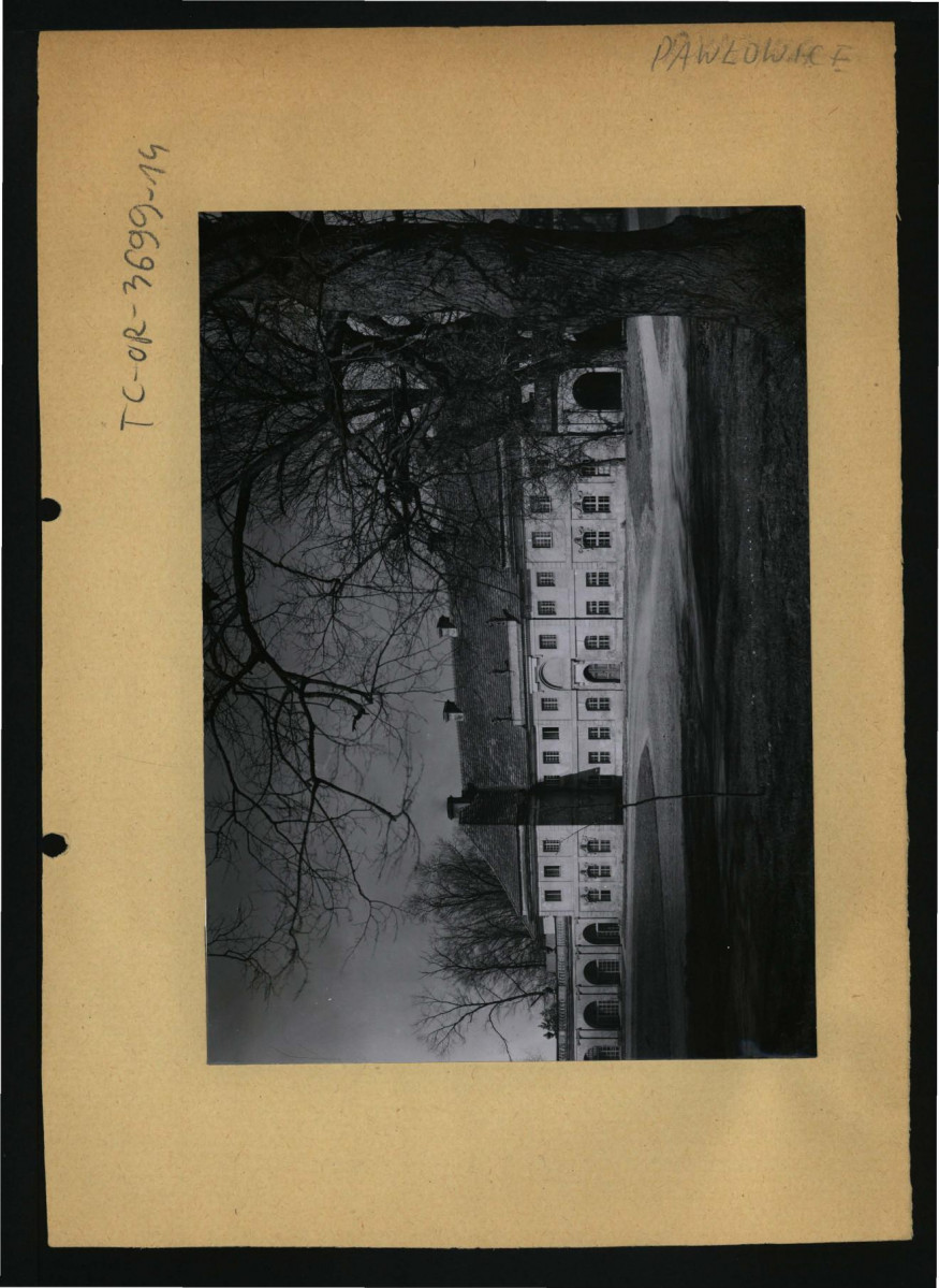 2 fotografie czarno-białe przedstawiające oficynę w ramach miejscowego zespołu pałacowego, skan 1