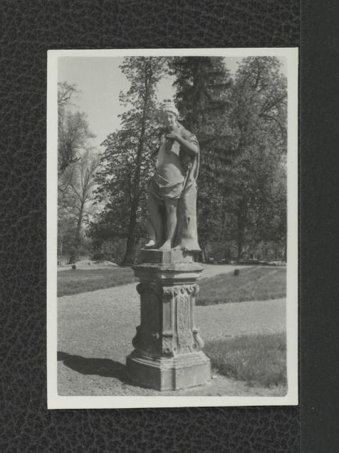 fotografia czarno-biała przedstawiająca rzeźbę figuratywną prawdopodobnie Afrodyty lub Artemidy po wykonanych pracach konserwatorskich, skan 1