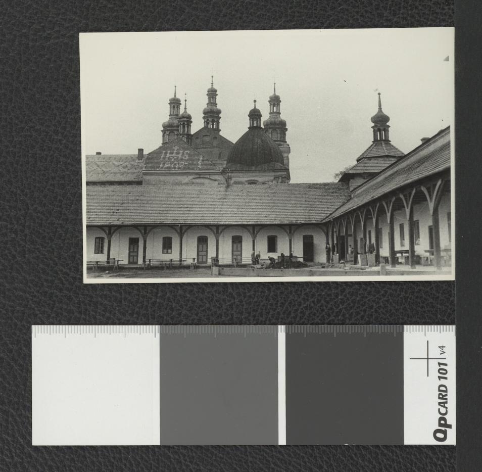 dziedziniec klasztorny z drewnianymi arkadami , skan 1