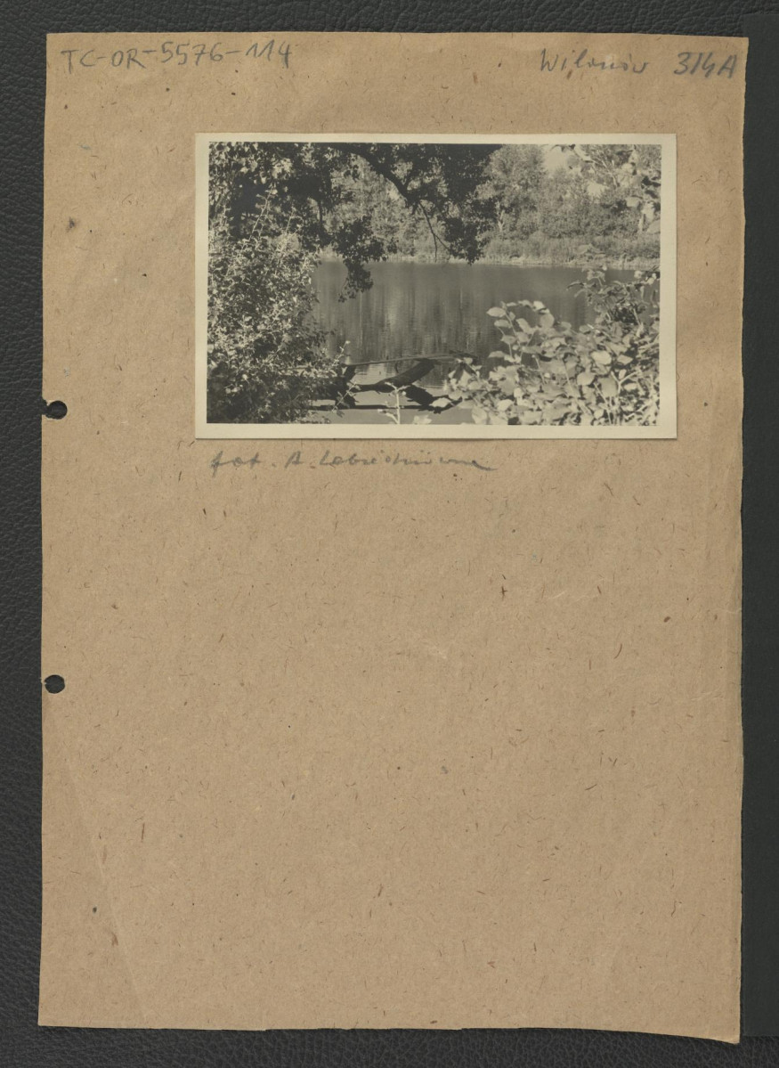 reprodukcja fotografii czarno-białej przedstawiającej miejscowy zbiornik wodny, skan 2